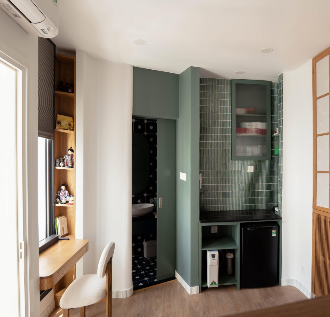 Nh&agrave; phố chỉ 20 m&sup2; TP.HCM: Cấu tr&uacute;c xoay khối vu&ocirc;ng v&agrave; dải đệm thang bọc quanh- Ảnh 13.