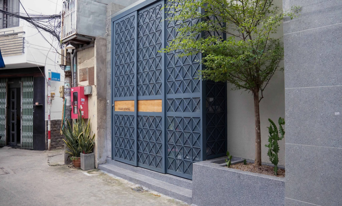 Nh&agrave; phố chỉ 20 m&sup2; TP.HCM: Cấu tr&uacute;c xoay khối vu&ocirc;ng v&agrave; dải đệm thang bọc quanh- Ảnh 2.