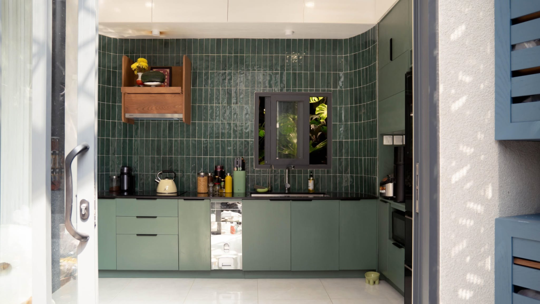 Nh&agrave; phố chỉ 20 m&sup2; TP.HCM: Cấu tr&uacute;c xoay khối vu&ocirc;ng v&agrave; dải đệm thang bọc quanh- Ảnh 4.