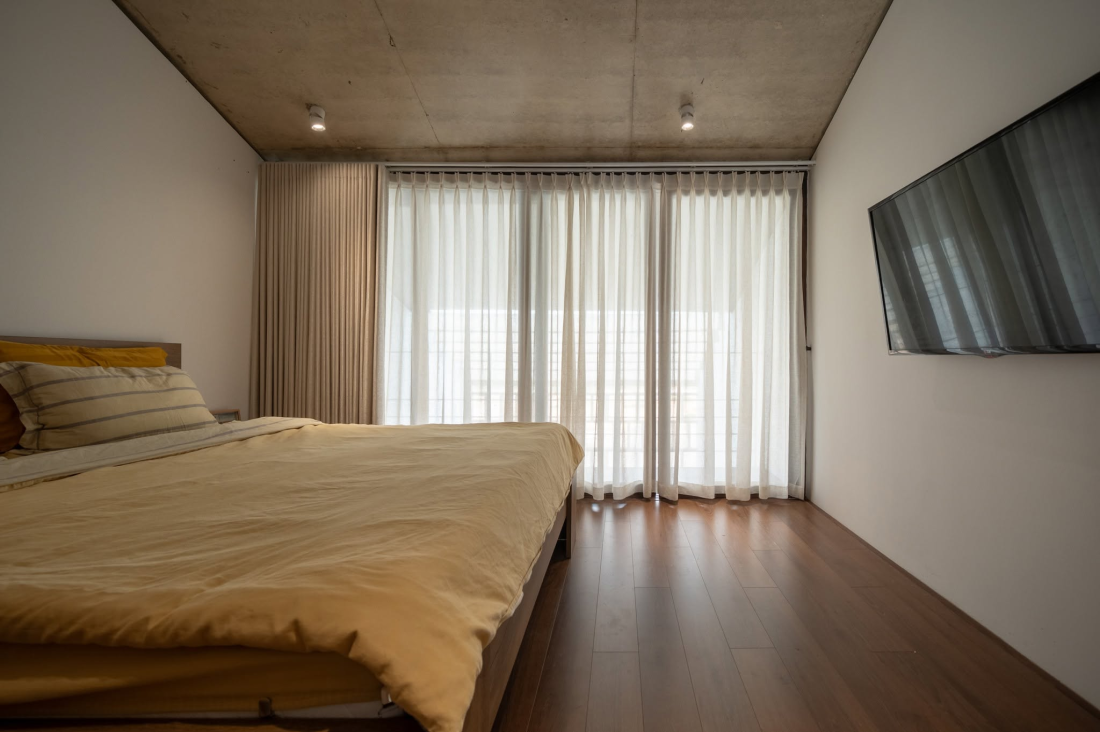 Cải tạo nh&agrave; ống hẹp 60m2 tại Huế Cấu tr&uacute;c da thở hai lớp chống nắng hướng T&acirc;y v&agrave; chống ngập- Ảnh 11.