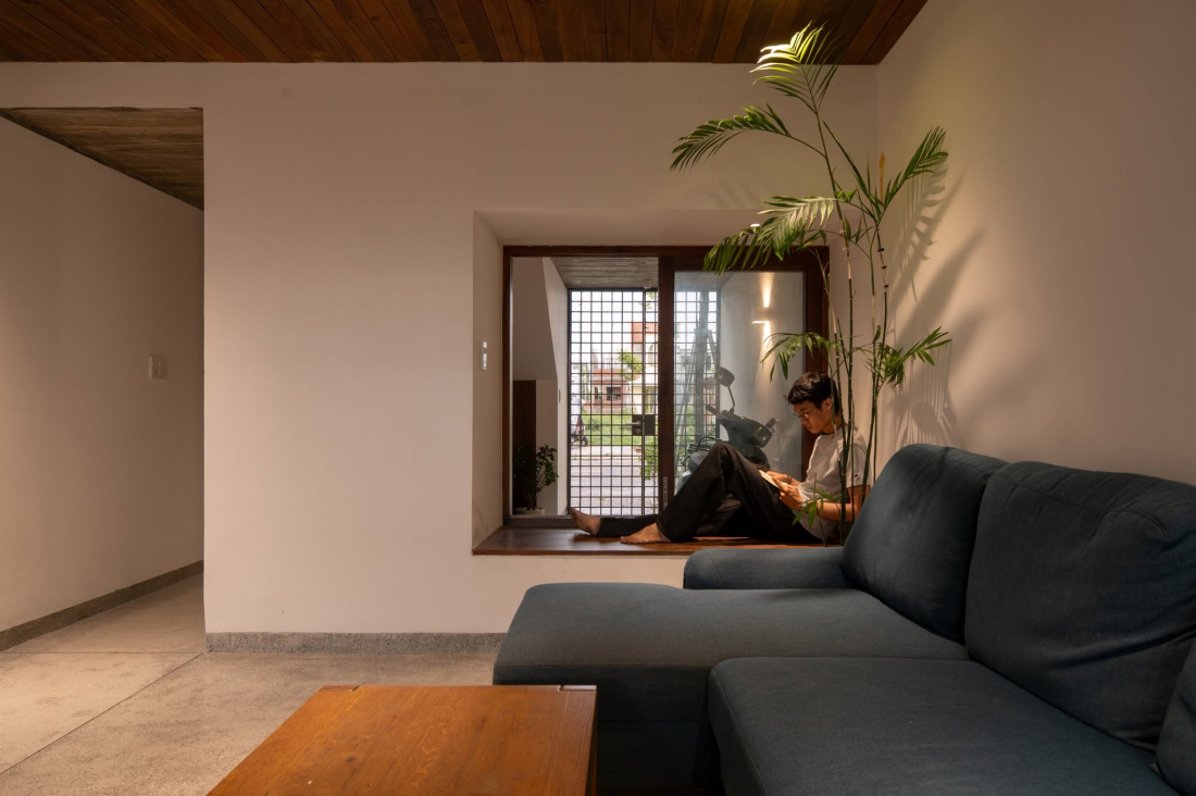 Cải tạo nh&agrave; ống hẹp 60m2 tại Huế Cấu tr&uacute;c da thở hai lớp chống nắng hướng T&acirc;y v&agrave; chống ngập- Ảnh 4.