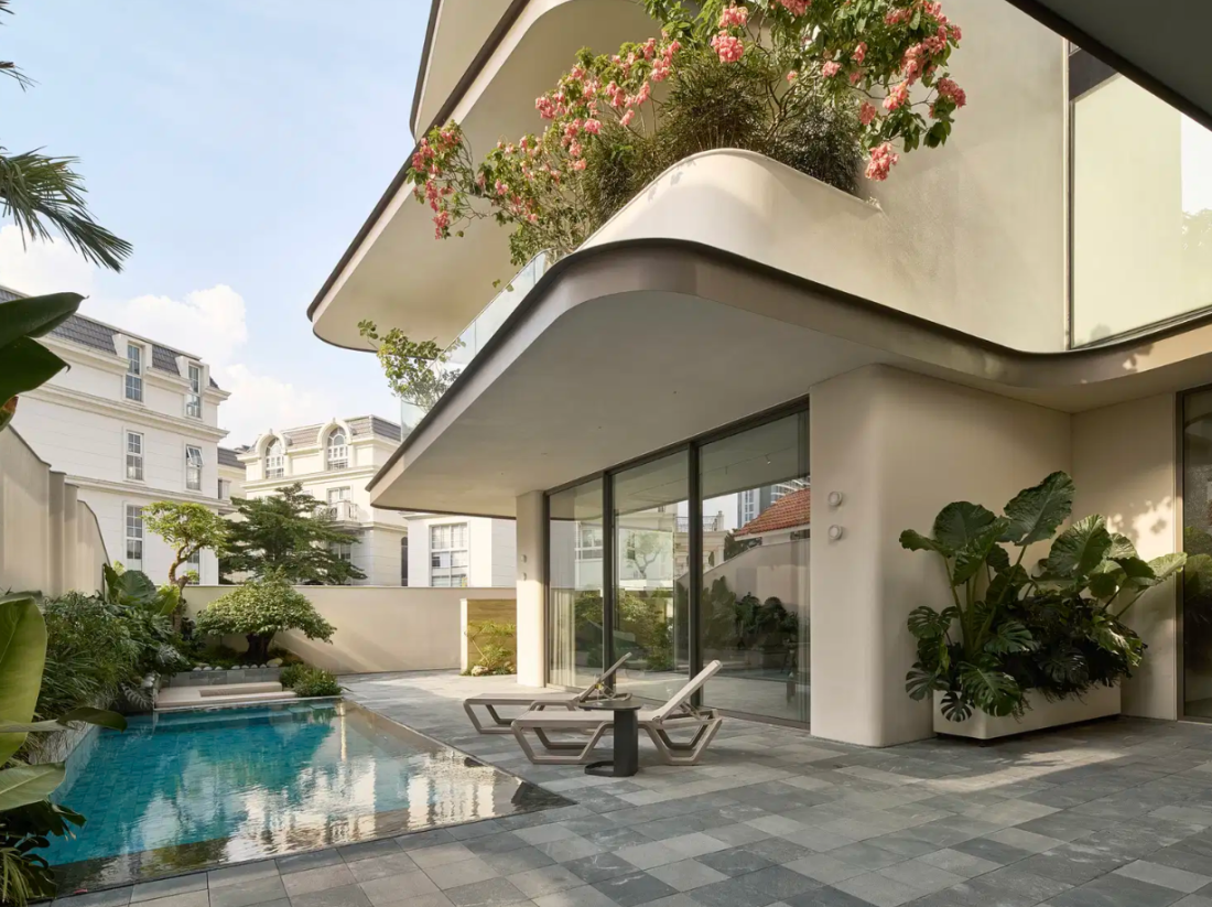 Biệt thự phố ba thế hệ tại Thủ Đức: Dòng chảy đường cong và lõi thang thép uốn điêu khắc- Ảnh 2.