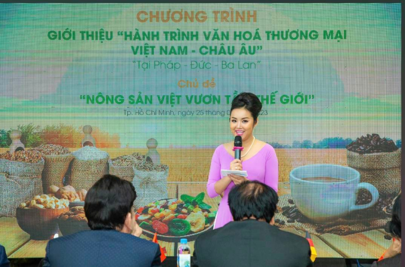 Bà Lê Thùy Anh (CT sáng lập – GĐ Trung tâm Phát triển Kinh tế - Văn Hóa – Nghệ thuật Quốc tế) trao đổi với báo chí về các hoạt động sắp diễn ra