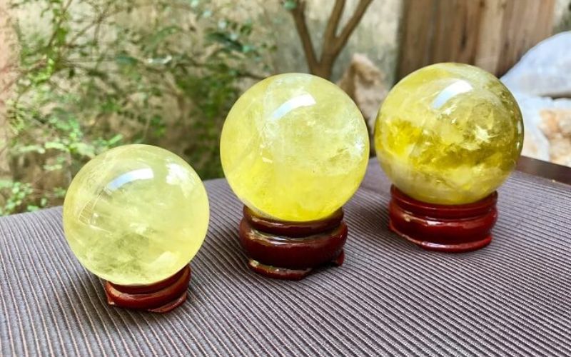 Quả cầu đá thạch anh vàng