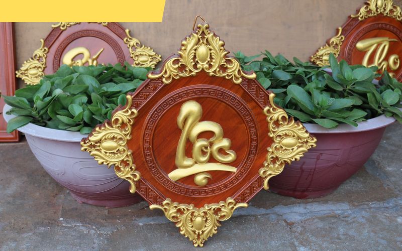 Tranh chữ lộc hình tứ giác với chất liệu đồng kết hợp gỗ