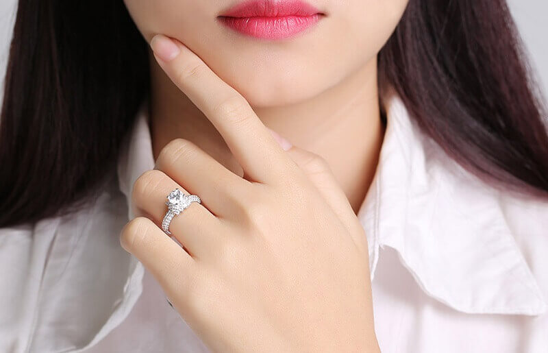 Đeo nhẫn ở ngón tay áp út