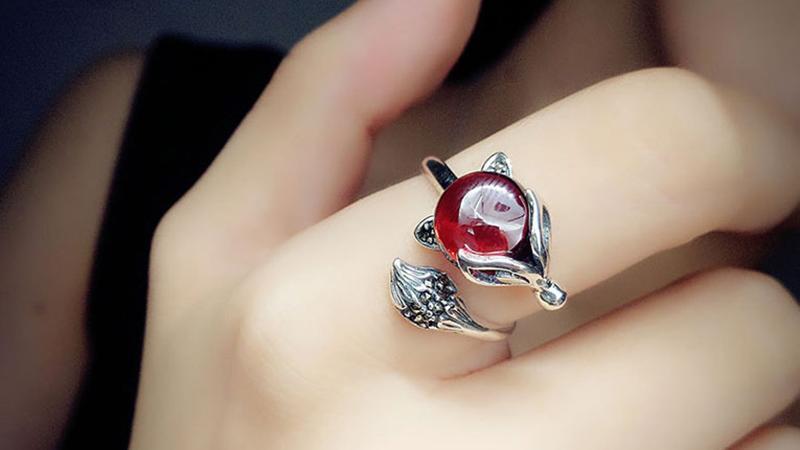 Nhẫn đá phong thủy hợp với người mệnh Thổ