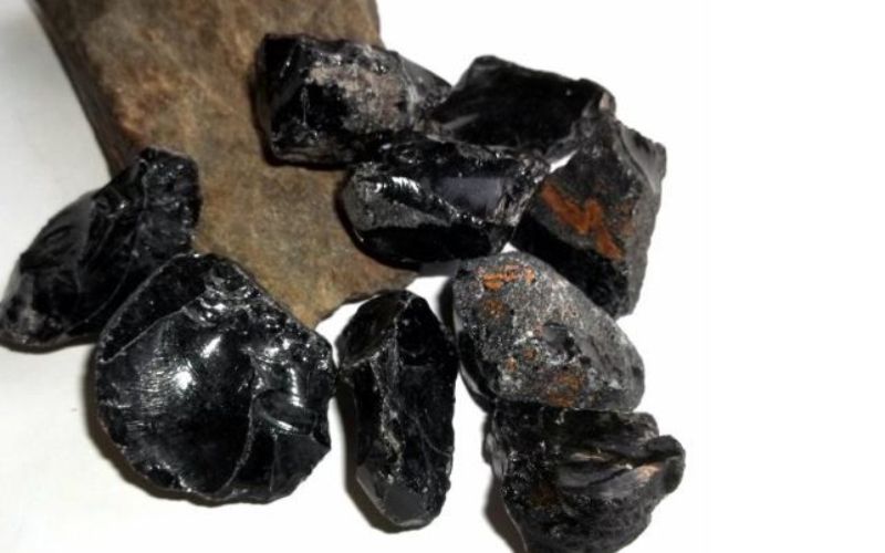 Đá phong thủy màu đen hợp với người mệnh nào?