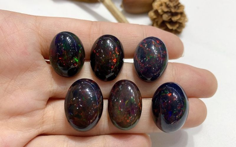 1. Đá phong thủy opal màu đen