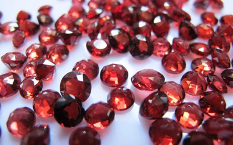 Đá phong thủy garnet