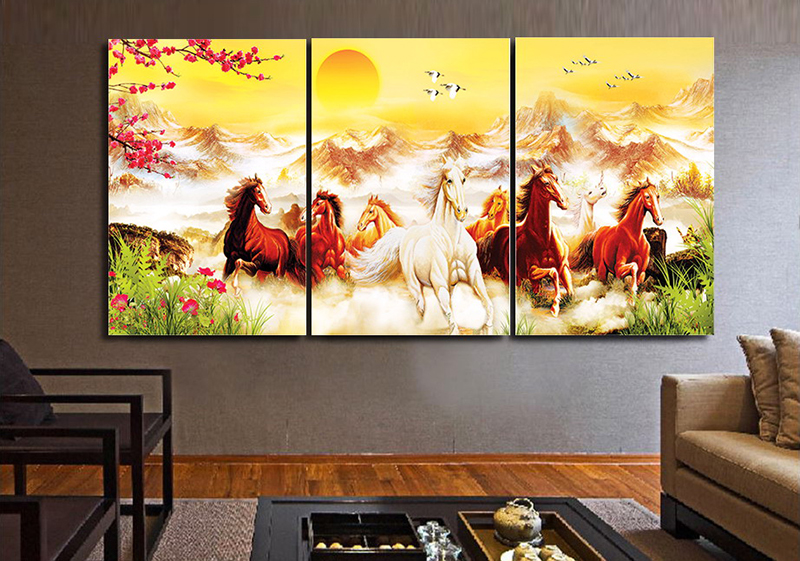Treo tranh mã đáo thành công ở phòng khách