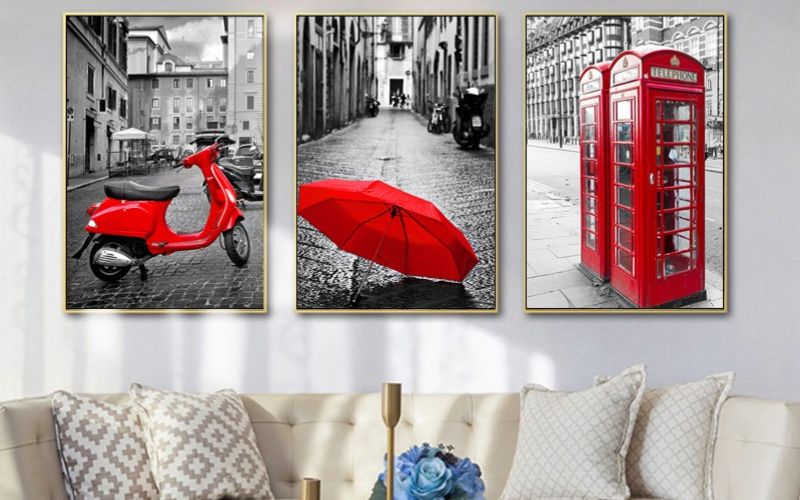 Tranh treo phong khách hiện đại với màu đỏ chủ đạo