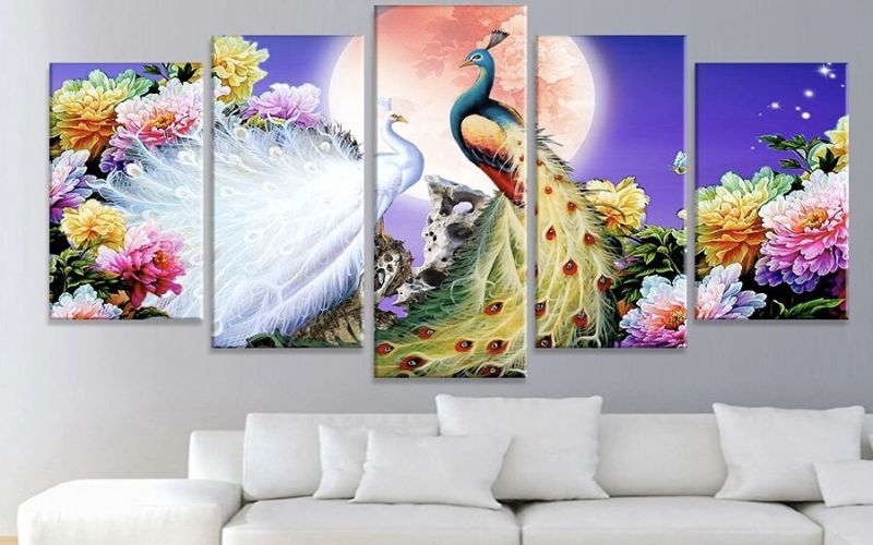 Tranh chim công khoe sắc rất phù hợp với mệnh hỏa