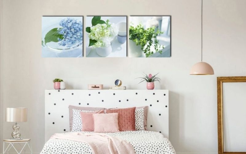 Tranh hoa cẩm tú giúp không gian phòng ngủ thêm hòa nhập với thiên nhiên