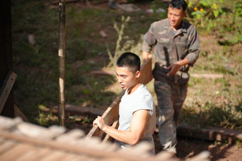 “Chiến sĩ quả cảm” tập 13: MONO trải nghiệm trận chiến trong khói đạn giữa rừng núi Sơn La- Ảnh 4. “Chiến sĩ quả cảm” tập 13: MONO trải nghiệm trận chiến trong khói đạn giữa rừng núi Sơn La- Ảnh 4.
