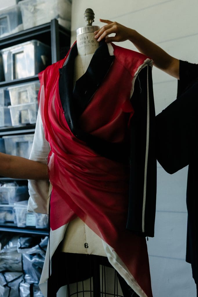 NTK gốc Việt Peter Do và NTK Mai Lâm đảm nhận thiết kế trang phục cho đêm diễn của Hà Anh Tuấn tại Mỹ- Ảnh 3. NTK gốc Việt Peter Do và NTK Mai Lâm đảm nhận thiết kế trang phục cho đêm diễn của Hà Anh Tuấn tại Mỹ- Ảnh 3.