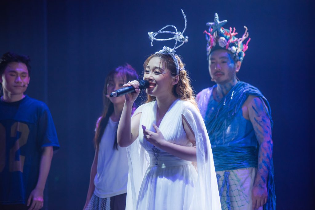 Ca sĩ Phương Vy dẫn chồng Tây và con gái xem nhạc kịch “Once On This Island”- Ảnh 4.
