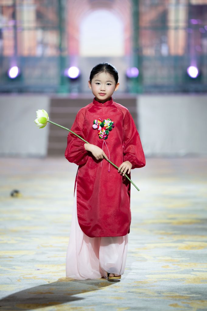 36 mẫu nhí tỏa sáng trong bộ sưu tập áo dài trên du thuyền tại Cosmo The Show - The Essence of Vietnam- Ảnh 3. 36 mẫu nhí tỏa sáng trong bộ sưu tập áo dài trên du thuyền tại Cosmo The Show - The Essence of Vietnam- Ảnh 3.