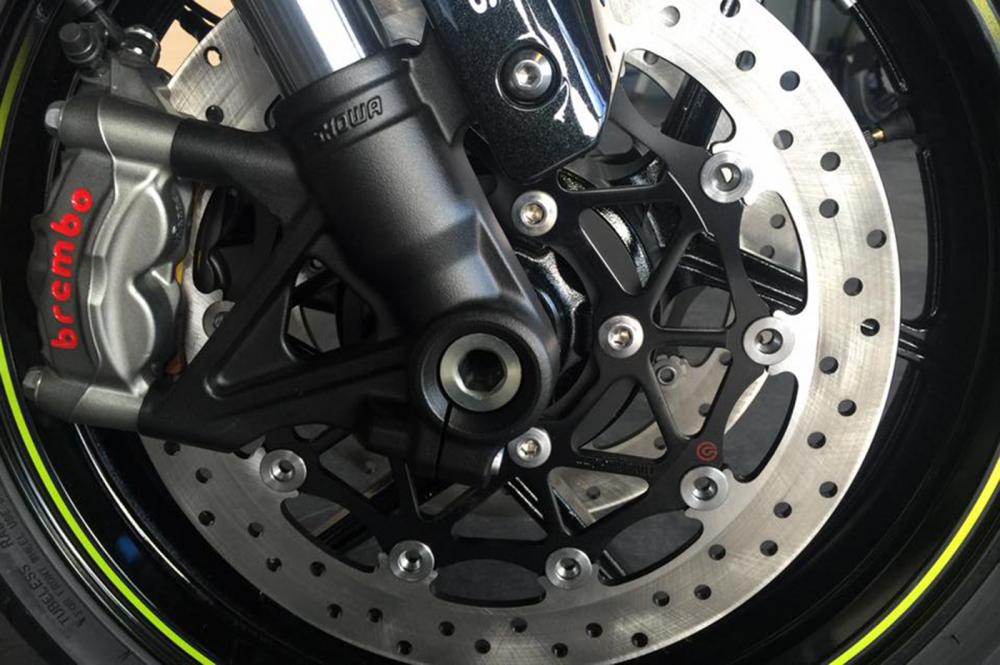 Nhiều trang bị hiện đại như phuộc Showa, phanh Brembo sẽ có mặt trên Z900R