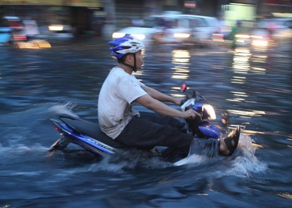 Đi xe qua nước ngập