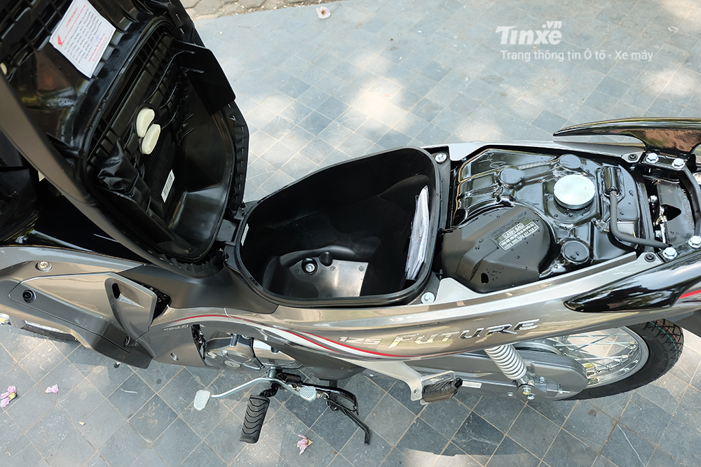 Xe máy số thường có cần số bên tai trái người lái, cốp nhỏ và bình xăng dưới yên xe