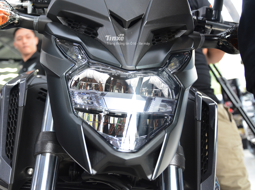 Trang bị đèn pha của Honda CB650F