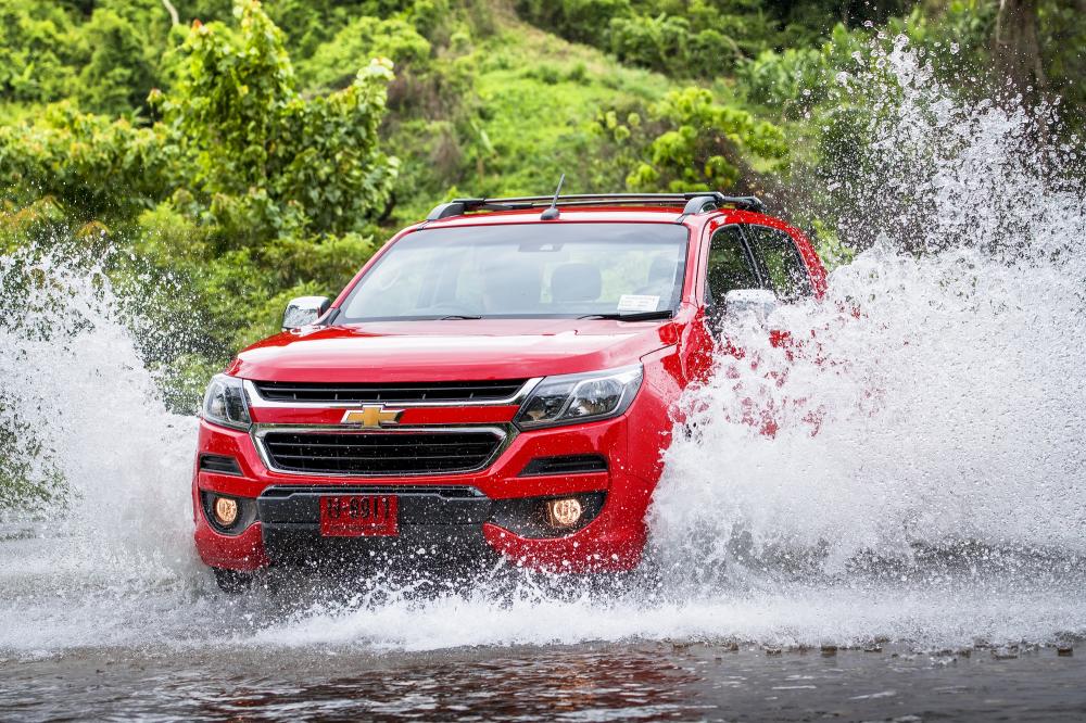 Chevrolet Colorado đi qua đoạn đường ngập nước