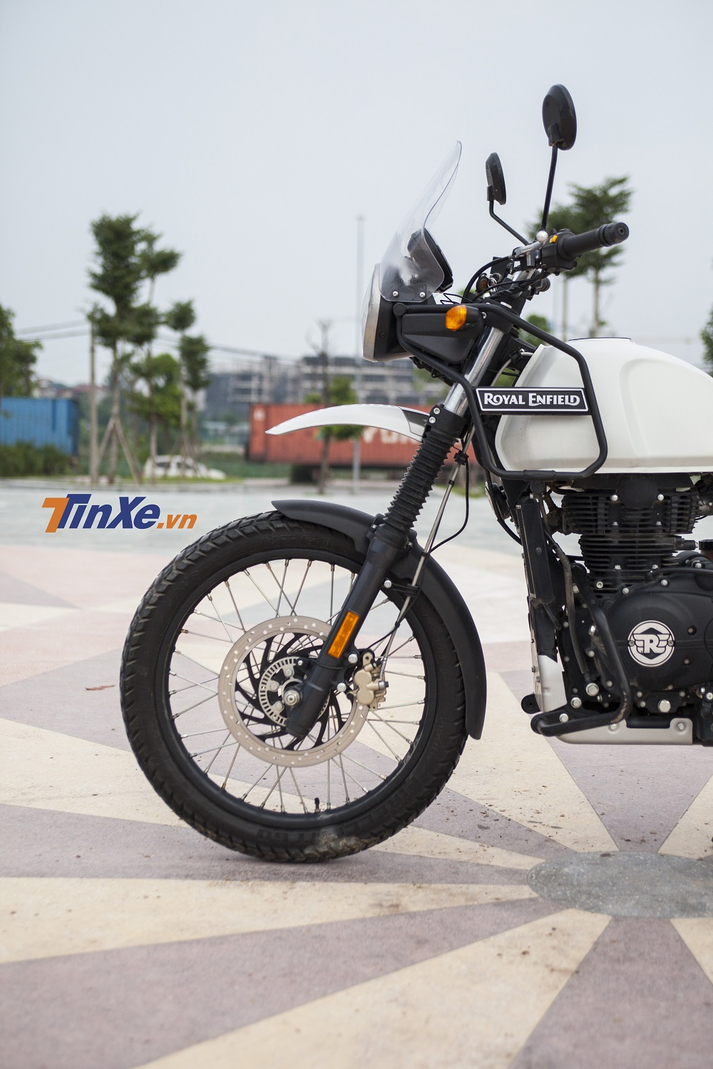 Có thể thấy, phần cổ nguyên bản của mẫu Royal Enfield Himalayan trông khá mỏng manh và yếu ớt so với cân nặng cũng như sự đồ sộ của chiếc xe