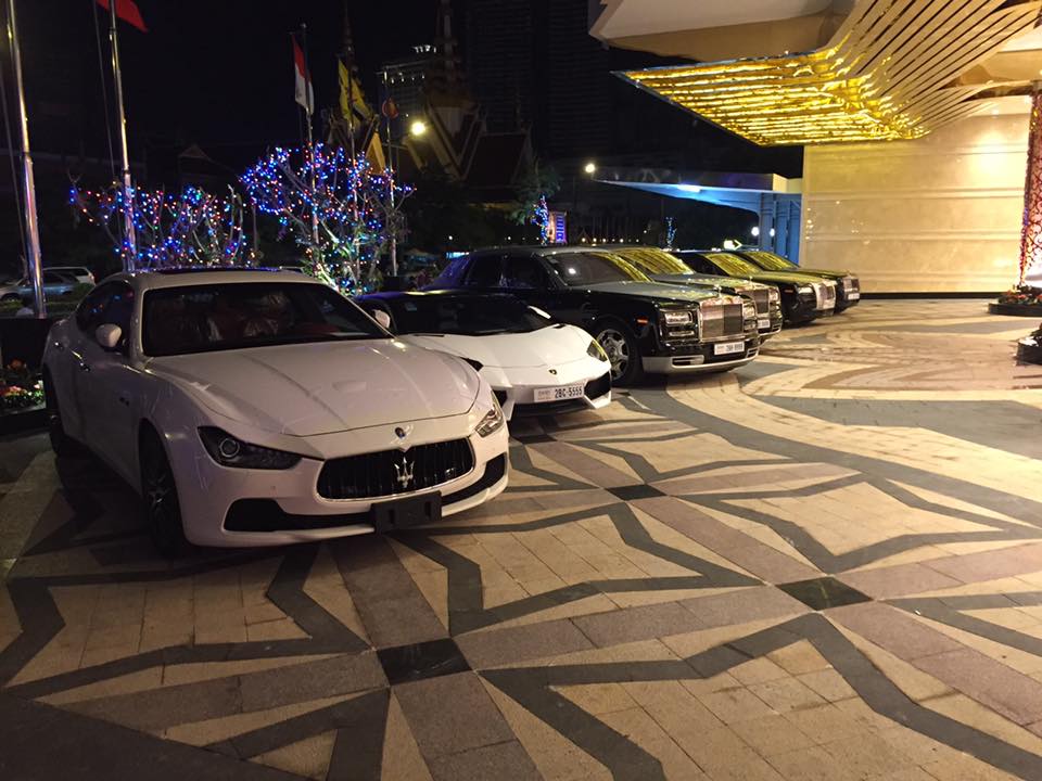 Cho&aacute;ng với d&agrave;n si&ecirc;u xe v&agrave; xe Rolls-Royce biển tứ qu&yacute; xếp h&agrave;ng d&agrave;i tại casino Campuchia