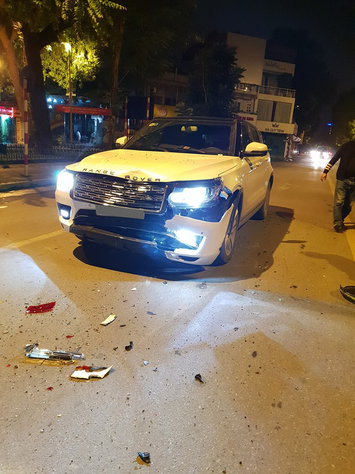 Chiếc xe Trung Quốc Zotye nhái Range Rover hư hỏng nặng đầu xe khi móp méo nắp capô, lưới tản nhiệt và bể cản va trước