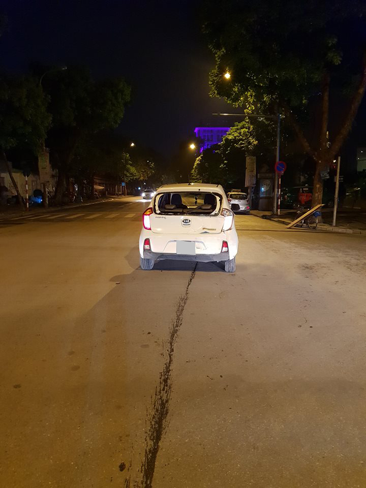 Chiếc Kia Morning thiệt hại phần đuôi xe