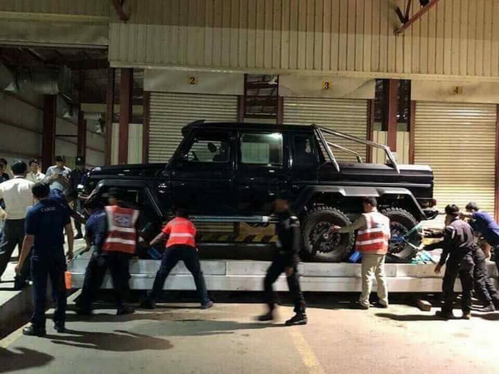 Qu&aacute;i vật 6 ch&acirc;n Mercedes-Benz G63 AMG 6x6 l&uacute;c mới cập bến Campuchia