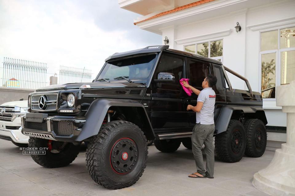 Với chiều cao l&ecirc;n đến 2.2 m, mỗi khi lau ch&ugrave;i hay tắm rửa cho Mercedes-Benz G63 AMG 6x6 chẳng dễ d&agrave;ng g&igrave;