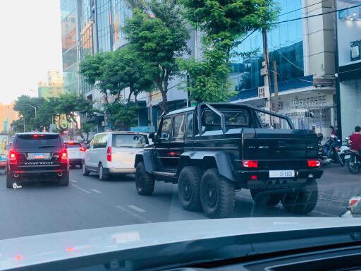 Mercedes-Benz G63 AMG 6x6 chẳng kh&aacute;c g&igrave; g&atilde; khổng lồ khi di chuyển tr&ecirc;n đường phố Campuchia