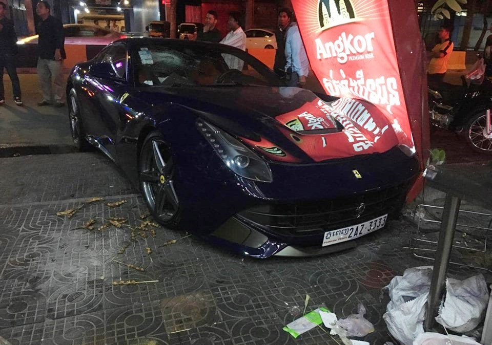 Si&ecirc;u xe Ferrari F12 Berlinetta tứ qu&yacute; 3 gặp tai nạn ở Campuchia v&agrave;o ng&agrave;y đầu ti&ecirc;n của năm 2019