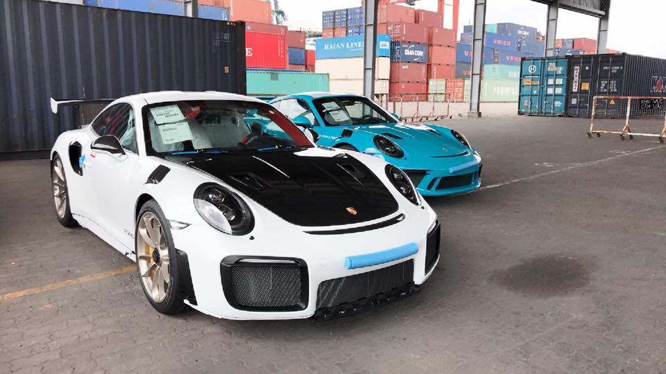 Porsche 911 GT2 RS m&agrave;u trắng v&agrave; kế b&ecirc;n l&agrave; si&ecirc;u xe Porsche 911 GT3 RS đời 2019 m&agrave;u xanh Miami