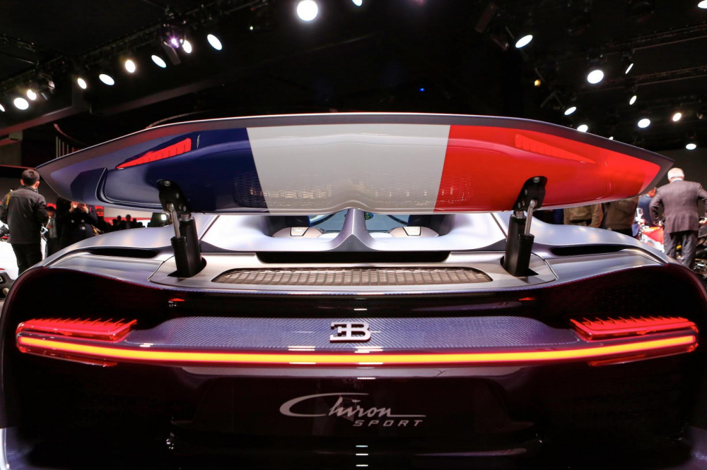 L&aacute; cờ Ph&aacute;p c&ograve;n xuất hiện mặt dưới c&aacute;nh gi&oacute; đu&ocirc;i của Bugatti Chiron Sport 110 Ans Edition