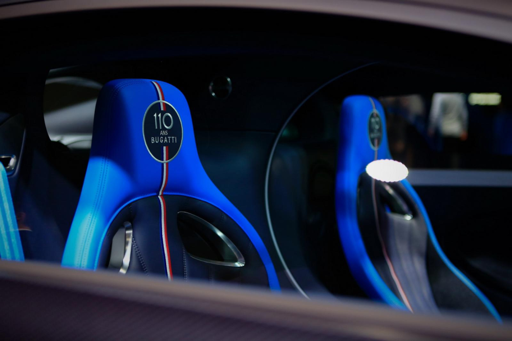 Ghế bọc da m&agrave;u xanh Deep Blue kết hợp da Alcantara v&agrave; huy hiệu 110 Ans Bugatti
