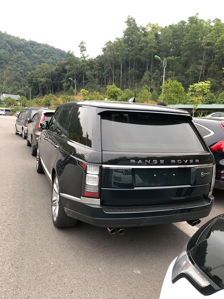 Range Rover SVAutobiography bị vặt mặt gương Range Rover SVAutobiography bị vặt mặt gương