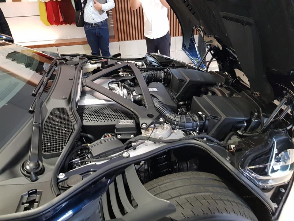 Khoang máy của những chiếc xe hạng sang như Aston Martin đã được gia cố các thanh cân bằng.