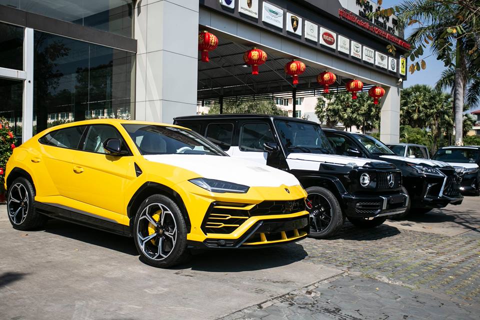 1 chiếc Lamborghini Urus kh&aacute;c mang m&agrave;u v&agrave;ng Giallo Auge ở Campuchia