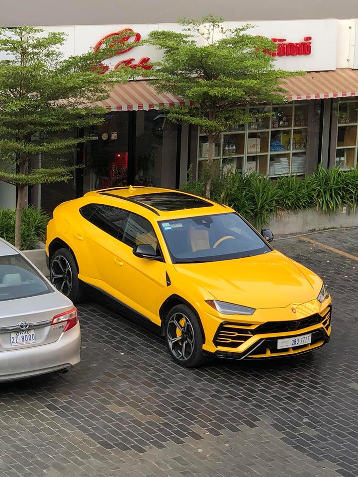 Lamborghini Urus màu vàng khác nhưng đeo biển tứ quý 7