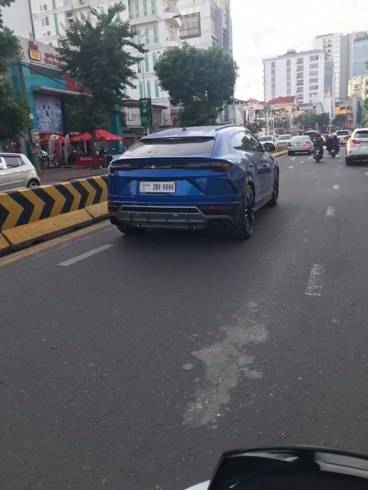1 chiếc Lamborghini Urus khác đeo biển tứ quý 6 nhưng mang màu xanh Blu Eleos