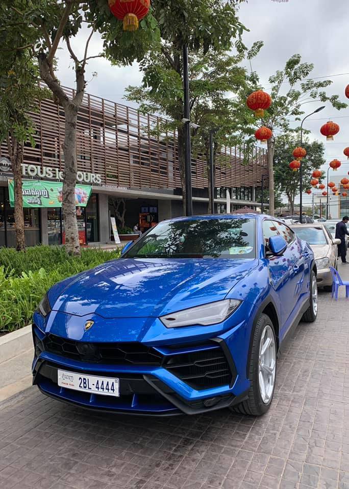 Chiếc siêu SUV Lamborghini Urus đầu tiên mang biển tứ quý ở Campuchia bắt đầu từ con số 4