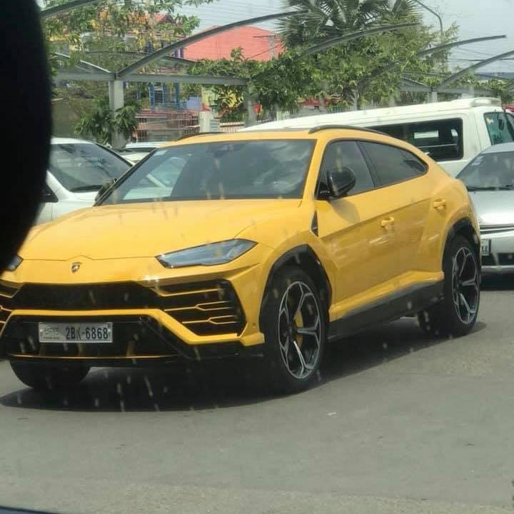 Và cuối cùng là 1 chiếc Lamborghini Urus màu vàng đeo biển cặp 68 hay còn gọi là biển lộc phát