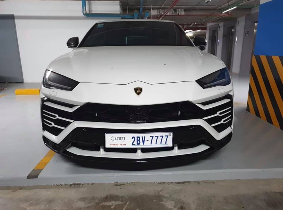 Lamborghini Urus mang màu sơn trắng tương tự như xe của Minh Nhựa nhưng lại sở hữu biển số tứ quý 7