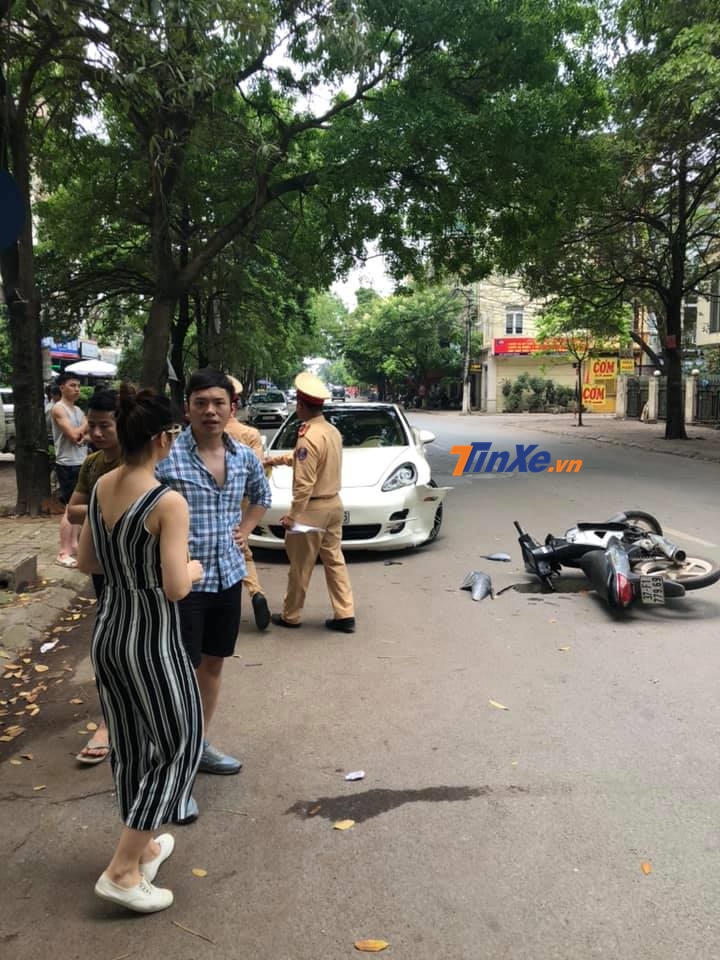 Cảnh sát giao thông nhanh chóng có mặt tại hiện trường vụ tai nạn Cảnh sát giao thông nhanh chóng có mặt tại hiện trường vụ tai nạn