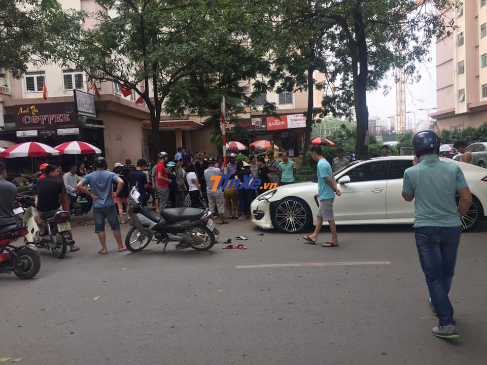 Hiện trường vụ tai nạn của chiếc Porsche Panamera và xe máy Honda Wave Hiện trường vụ tai nạn của chiếc Porsche Panamera và xe máy Honda Wave