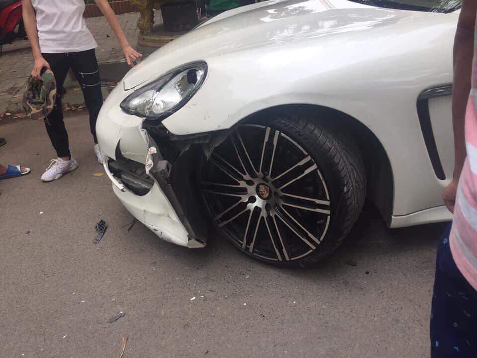 Đèn pha của chiếc Porsche Panamera bể Đèn pha của chiếc Porsche Panamera bể