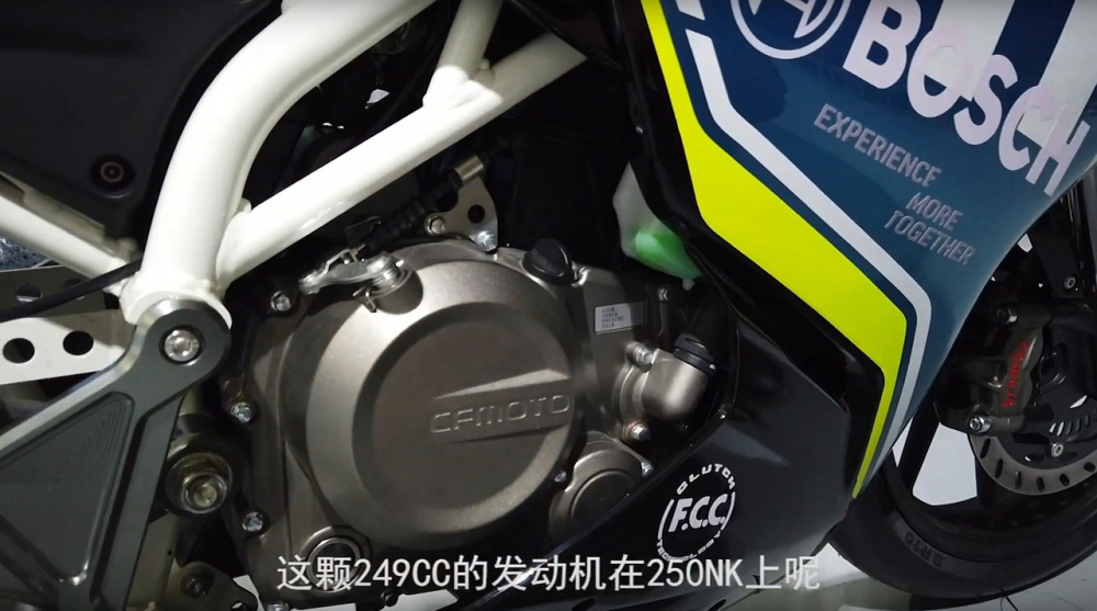 Chiếc xe sở hữu khối động cơ 292,4cc cho phiên bản 300